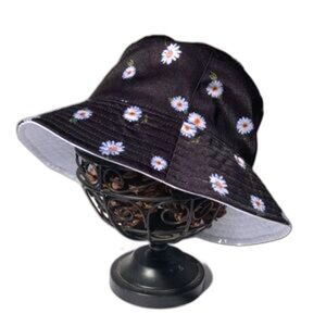 ALICE and OLIVIA Bucket Hat Black White and Yellow Daisies Reversible